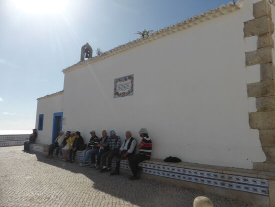 wie in vielen besuchten südlichen Ländern findet man die älteren Herren beisammen sitzend