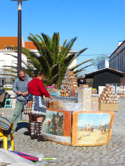 die Damen bauen ihre Stände erst auf - sie tragen  tatsächlich eine eigenartige Kleidung.