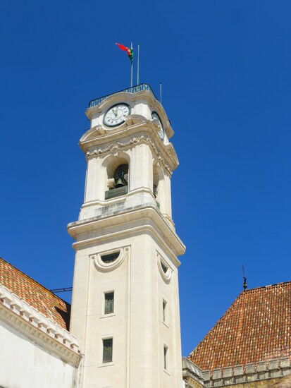 den Turm des Palastes nennen die Studenten die 'Ziege', da sie sie auch heute noch mit einer Art Meckern aus dem Schlaf holen soll. Tatsächlich klingen etwas später die Glocken und die Geräusche könnten wirklich von Ziegen stammen.