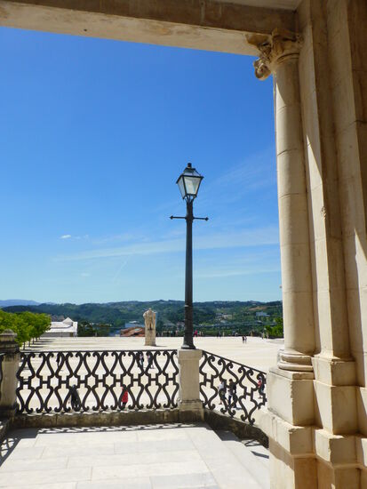 nach Abschluß des Rundganges durch den Palast blicken wir erstaunlicherweise auf einen fast leeren Platz mit der monumentalen Figur Joahnn III.