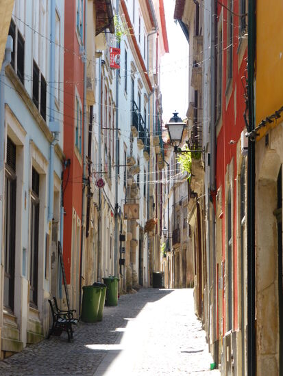 die Seitenstrassen sind leer - die Geschäftsstrasse dagegen recht belebt