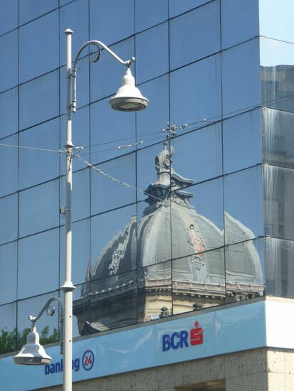 direkt daneben ein weiterer Prachtbau der Sparkasse - jedoch hochmodern