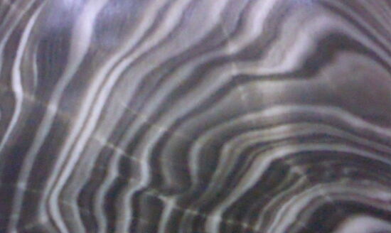 Salz und Gestein bilden eine Art Marmoroberfläche