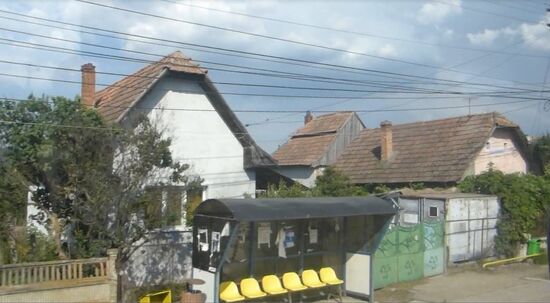 ÖPNV mit moderner Haltestelle