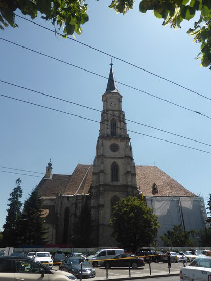 die St. Michaelskirche liegt am zentralen Einheitsplatz - z.Zt. wie viele andere Gebäude wegen Restauration verhüllt