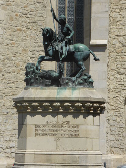 vor der Matthiaskirche (reformierte Kirche) steht die Georgsstatue
