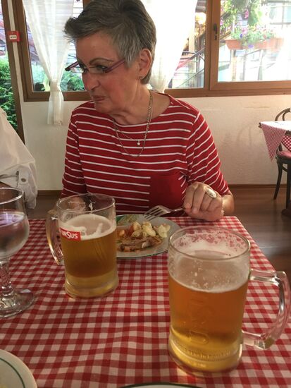 jedenfalls schmeckt das gezapfte lokale Bier gut zum Schweinsbraten