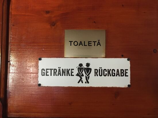 interessante Beschilderung des Gasthauses