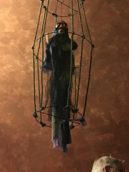 schon im Treppenaufgang blinken rote Augen uns entgegen