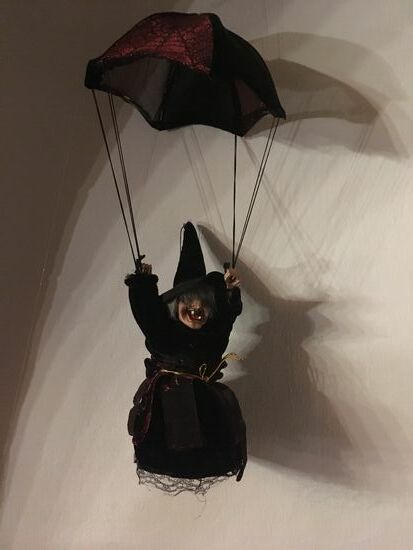 Hexen schweben von der Decke