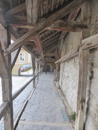 erst hier bemerken wir, dass der Stundturm eine umfangreiche Toranlage ist