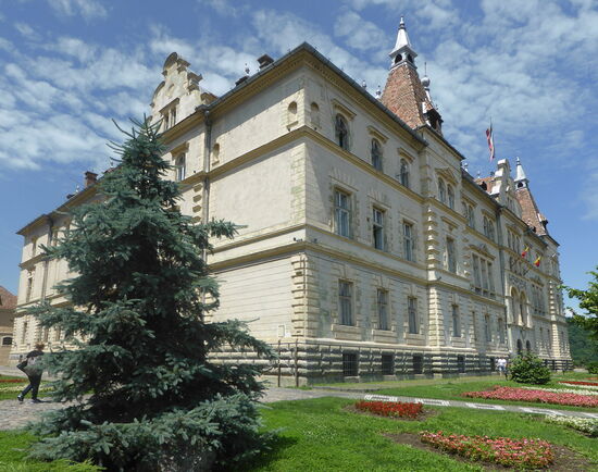 es folgt das repräsentative Gebäude des Geschichtsmuseums
