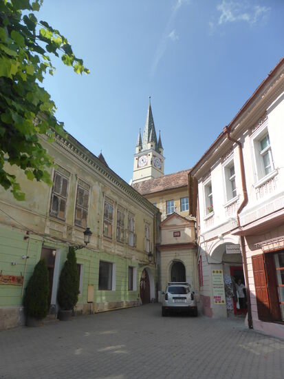 wie in Sighisoara weisen auch hier die vier Ecktürmchen auf die Hochgerichtsbarkeit hin, d. h., die junge Stadt Mediasch konnte Todesurteile aussprechen und vollstrecken.