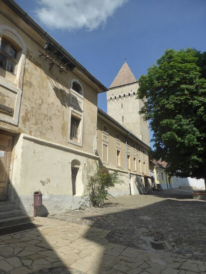 Alte Schule - 1713 erbaut - ihr Gebäude schließt den fünften Wehrturm ein, der 1888 bis unter das Schuldach abgetragen wurde.