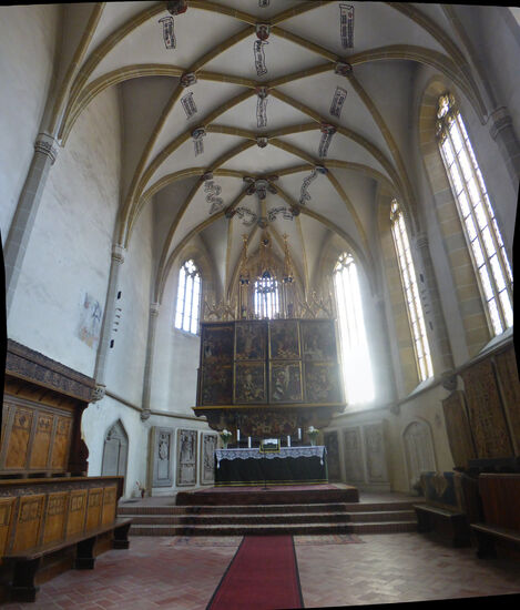 in Chor und Mittelschiff findet man Netzgewölbe, in den Seitenschiffen Kreuzgewölbe