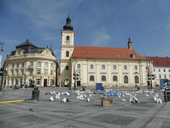 Primaria Sibiu und daneben die römisch-katholische Dreifaltigkeitskirche