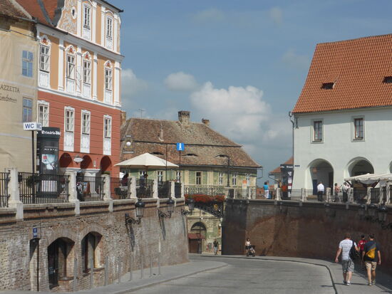 von hier führt eine Straße in die Unterstadt