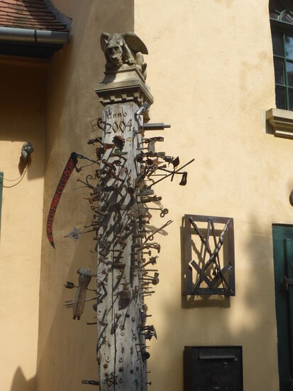 Stâlpul Calfelor- Gesellensäule - kunstvoll bestückter Holzpfahl mit Gargoil -