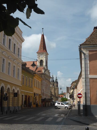 Metropoliei - Strasse mit Blick auf die reformierte Kirche und die Orthodoxe Kathedrale der Dreifaltigkeit