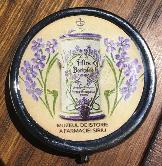 Pillendose als Souvenir - Abbildung entspricht einem Filtertopf aus der Sammlung