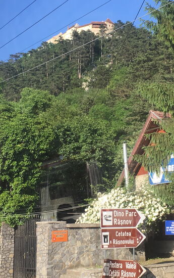 Burg Rasnov - am Hinweisschild ist die volle Kommerzialisierung bereits erkennbar