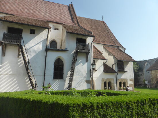 steile Leitern führen zu an die Kirche und die Außernmauer angebauten Zimmern