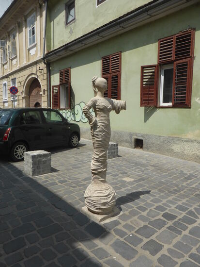 Durch das Projekt „Die kronstädter Schnur" finanziert aus dem Budget der Stadt im Jahr 2018, wird die Gasse als Straßenkunstgalerie  neu erfunden,