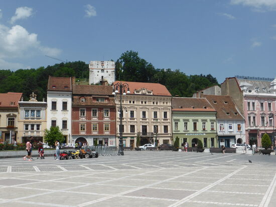 Marktplatz mit weißem Turm (hinter der Stadtmauer)