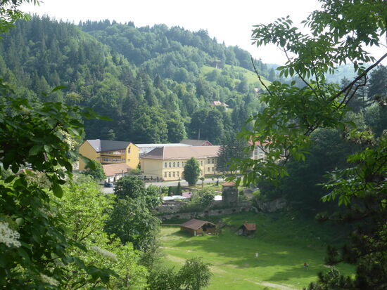 im Tal sind noch Reste der Grenzestelle zwischen Walachei und Siebenbürgen erhalten