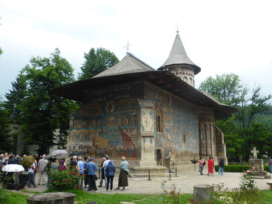 Westfassade - der Vorbau im Jahre 1547. bemalt - dDie Vorhalle wurde 1550, unter der Schirmherrschaft des Metropoliten Teofan, vergoldet.