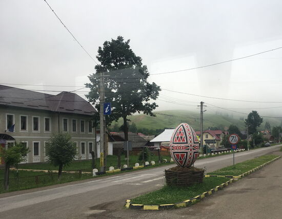 kunstvoll verzierte Eier aus der Bukowina -die idyllische Region im Nordosten Rumäniens ist berühmt für die lebendige Tradition der bemalten Ostereier - es gibt sie in fast jeder Größe bis hin zum bemalten Straußenei.