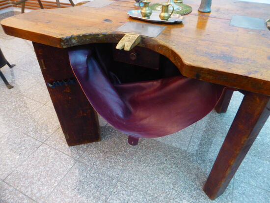 Arbeitsplatz mit Sammelleder für Edelmetallabfälle