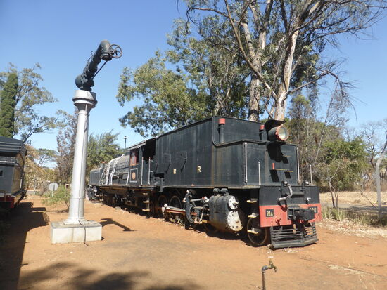 Lok Nr. 600  Peacock – England – 1929 – zwei Antriebsachsen – Gewicht 180 Tonnen - Höchstgeschwindigkeit 100 km/h – Kapspur 1067 mm – Zusatzwassertank vorne – Wasserverbrauch 6000 Liter auf 60 km – Lebenslaufleistung ca. 1,7 Millionen Meilen