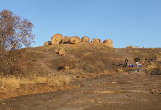 die Reiseleiter schleppen mühsam die Sundowner zum Gipfel