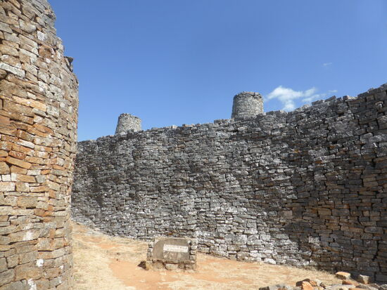 wohl alle zwei Meter wechselten auf deren Mauerkrone Türme mit Steinsäulen - die beiden einzigen Säulen und die vier heute vorhandenen Türme wurden 1916 rekonstruiert.