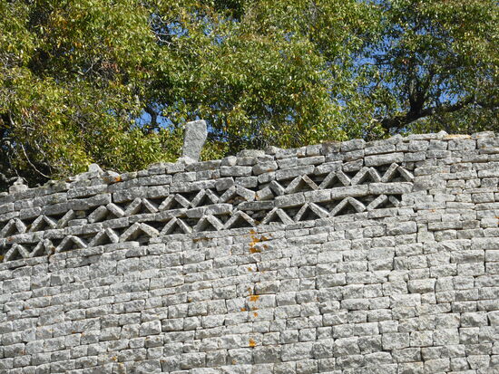 im oberen Abschluß der Mauer kann man sogar ein mehrfach auftauchendes Ornament-Muster im Mauerwerk erkennen, das aus um 45° gedrehten Steinen bestand und somit eine Reihe von Dreiecken im Zickzack-Muster bildete