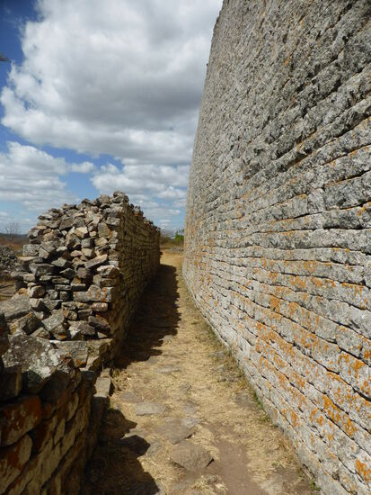 die parallele Passage schließt im Norden die Einfiedung nach außen ab