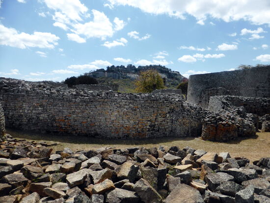 die Große Einfriedung besteht auch  im Inneren aus mehreren Teilen