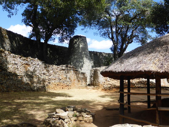 der konische Turm aus Stein ist heute noch zehn Meter hoch - sein Durchmesser beträgt an der Basis fünf Meter und an der Oberkante etwa zwei Meter.