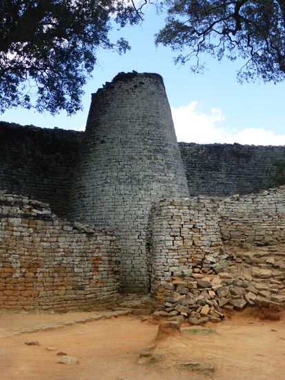 ursprünglich befand sich an der Oberkante auch ein dreizeiliges Ornament,wie es an der Außermauer bereits erkennbar war