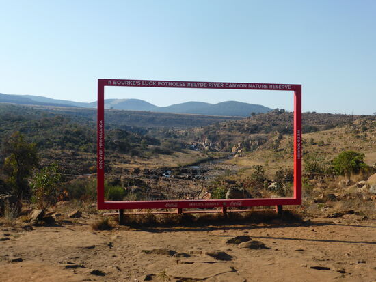 für ungeübte Fotografen gibt es bisweilen 'Hilfsrahmen', damit sie das richtige Motiv finden oder damit man dort die personen 'hinstellen' kann.