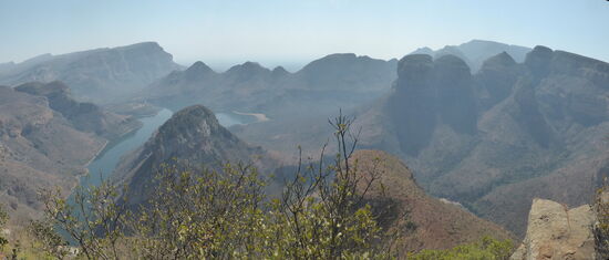 rechts im Bild die Rondavels