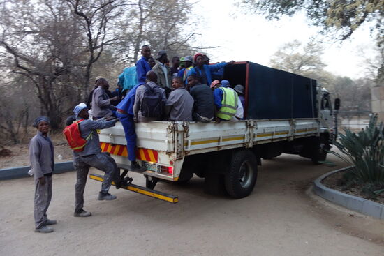 die Arbeiter haben Feierabend und werden abgeholt - afrikanischer Personentransport