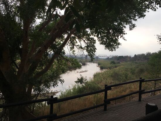im Hintergrund die o.g. Brücke über den Sabie-River