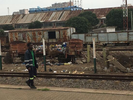 als der Zug den Bahnsteig wieder verlassen hat, offenbart sich das wahre Chaos hinter dem Bahnhof