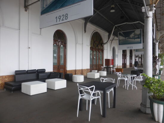 auch wenn heutzutage in die kaum genutzten Warteräume eine Bar eingezogen ist