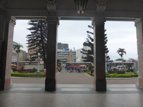 auf dem Vorplatz des Bahnhofs befindet sich der Busbahnhof, der erheblich frequentierter ist