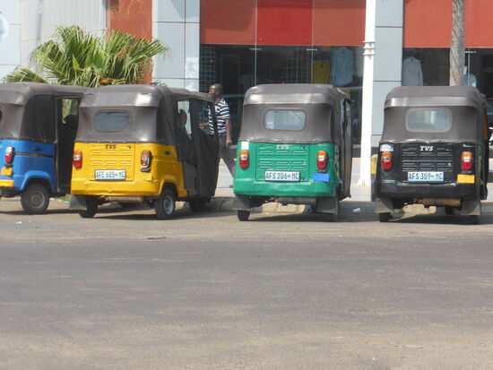 die asiatischen Minitaxis (Tuktuk)  scheinen  hier auch Fuß zu fassen