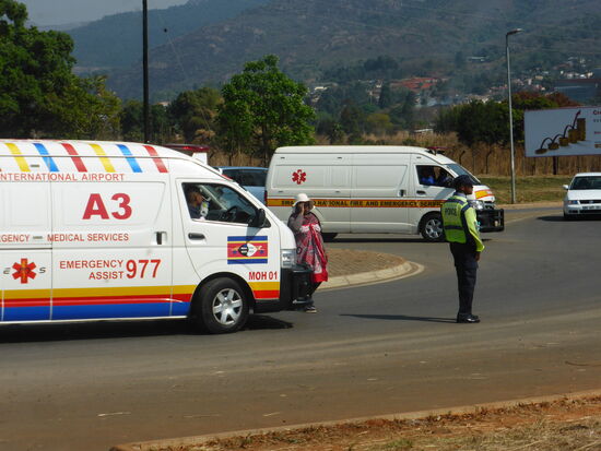 wegen eines Umzuges einer großen Gruppe Kinder wird der Verkehr gestoppt