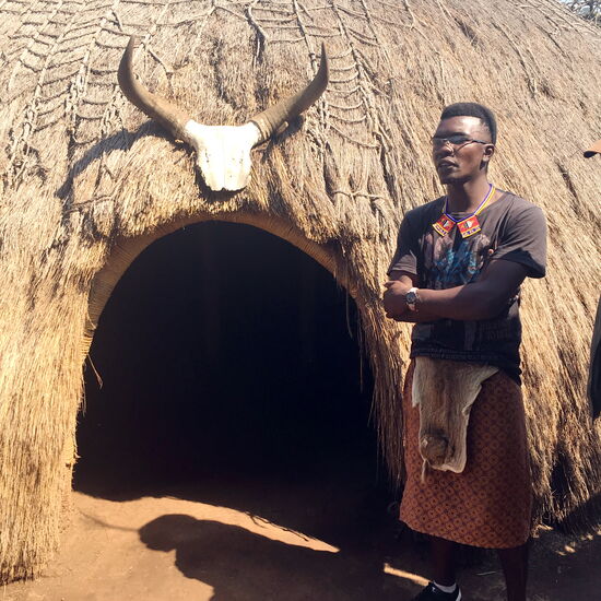 unser Führer vor der Hütte der Großmutter